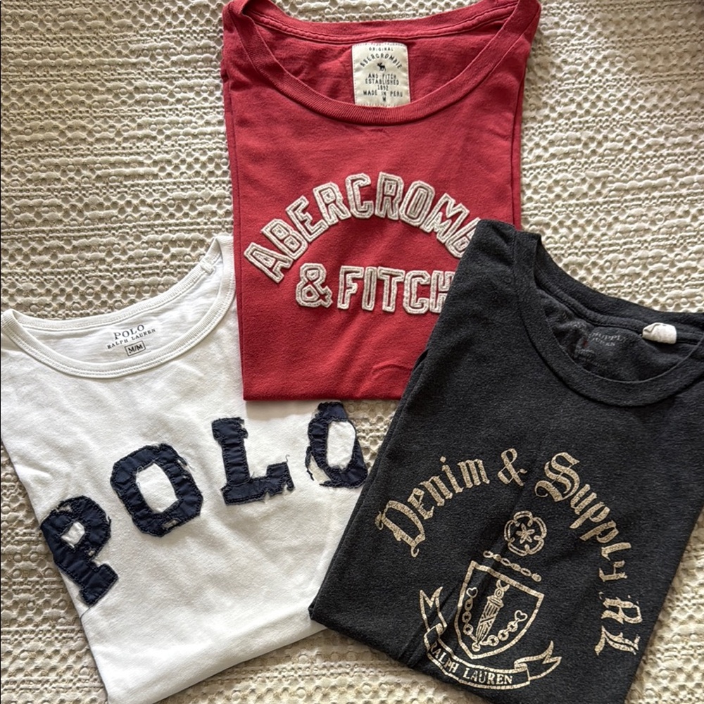 🐤 3 short-sleeve t-shirts.